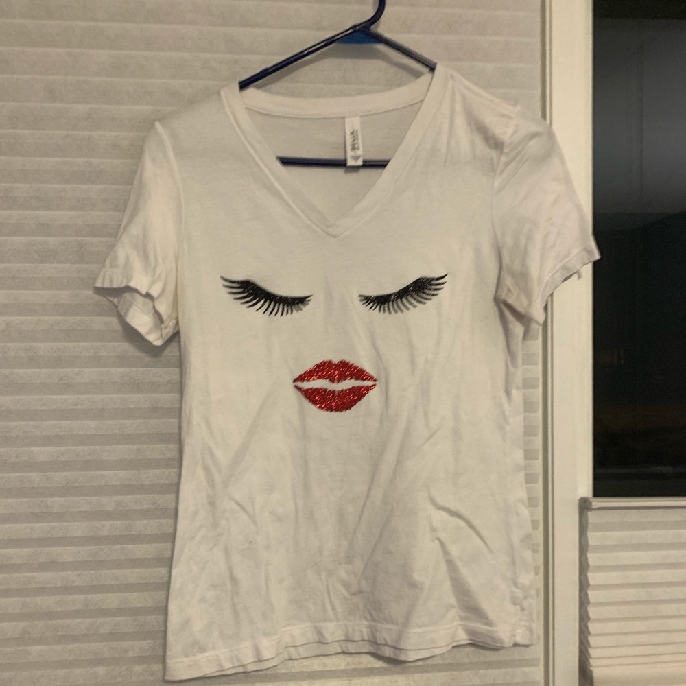 Short sleeve glitter graphic top
